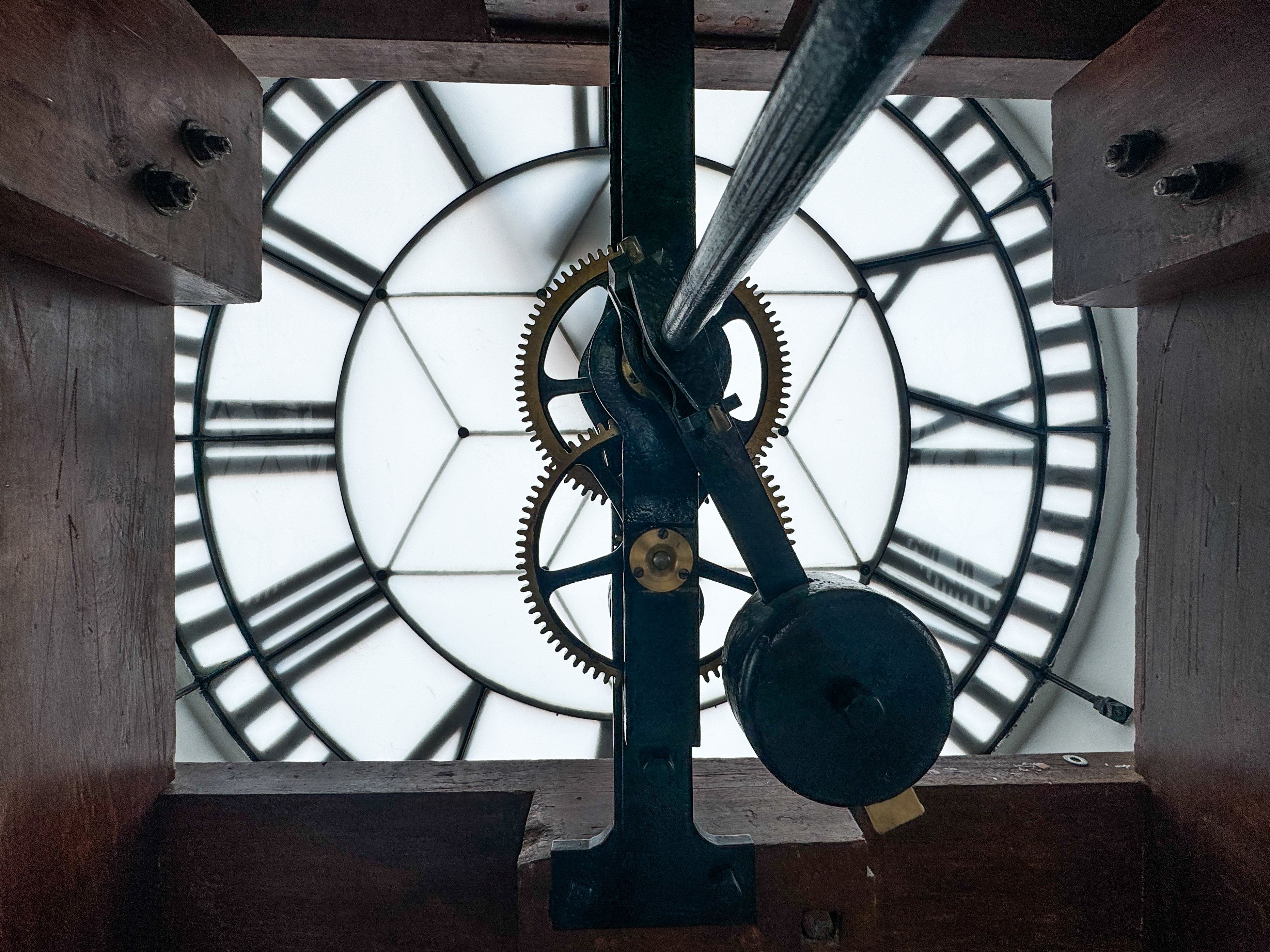 The mechanism behind the clock’s ticking hands 