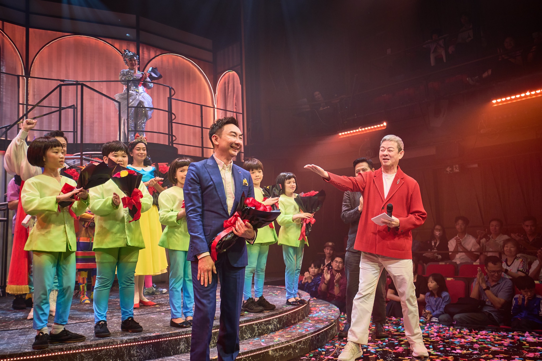 Wide shot of Hossan Leong (left) and Ivan Heng (right) onstage alongside the cast of Snow White and the Seven Dwarfs