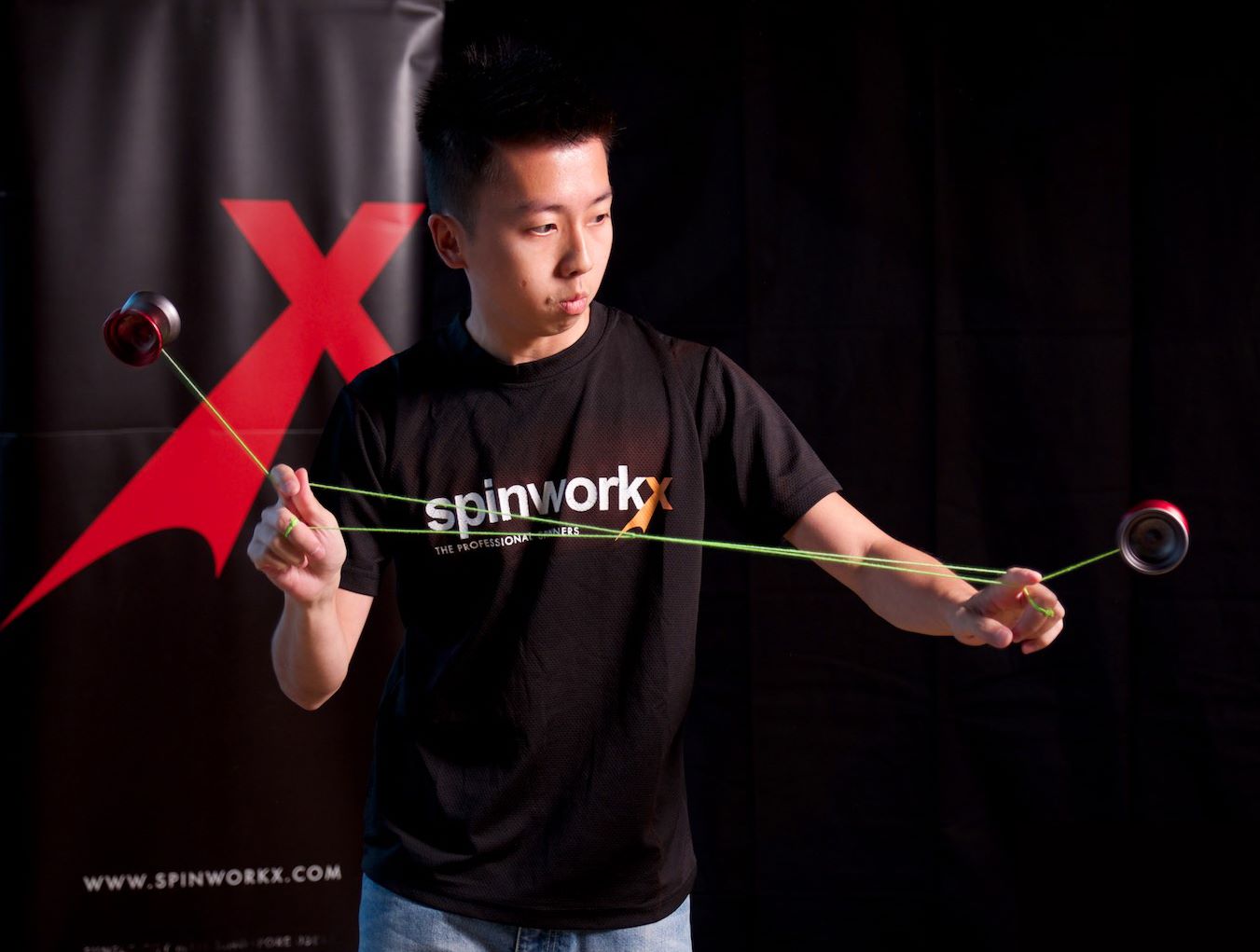 Mid shot of a yo-yoer performing tricks