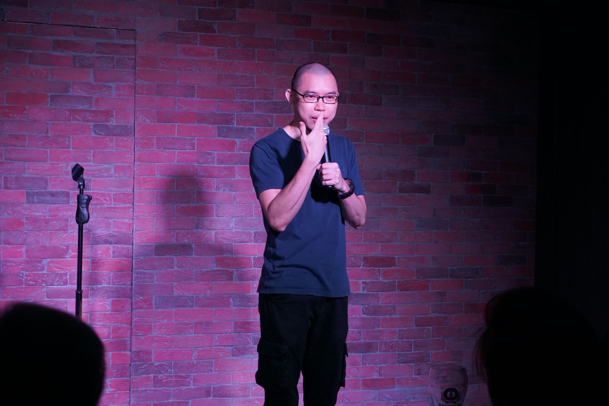 Wide shot of Jinx Yeo entertaining a live audience