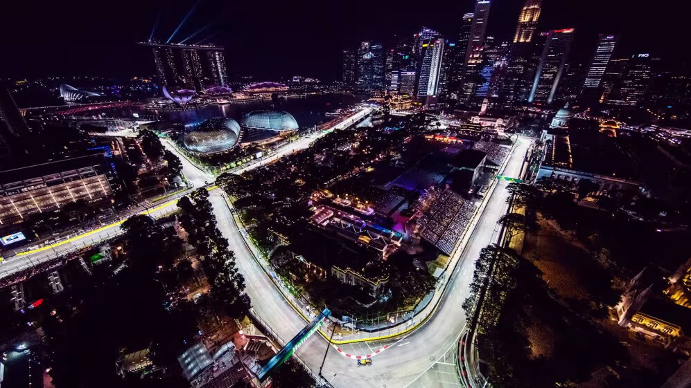 Wide shot of the racetrack of the F1 Singapore Grand Prix at night